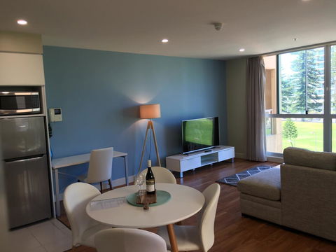Beachside Luxury Apartments One & Two Bedroom In Beachfront Oaks Pier Building - Accommodation Gladstone 19