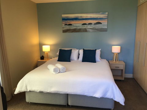 Beachside Luxury Apartments One & Two Bedroom In Beachfront Oaks Pier Building - Accommodation Gladstone 22