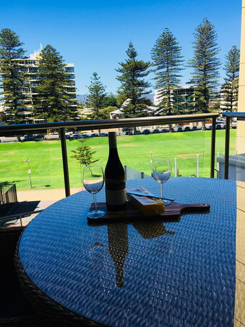 Beachside Luxury Apartments One & Two Bedroom In Beachfront Oaks Pier Building - Accommodation Gladstone 26