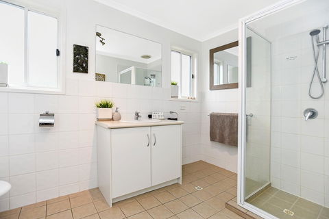 Ainslie Roberts Drive Retreat - Accommodation Gladstone 5
