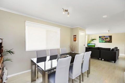 Ainslie Roberts Drive Retreat - Accommodation Gladstone 1