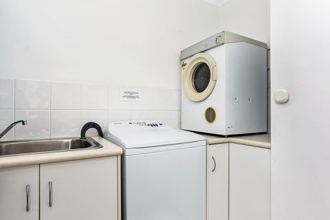 Ainslie Roberts Drive Retreat - Accommodation Gladstone 10