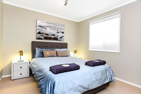 Ainslie Roberts Drive Retreat - Accommodation Gladstone 4