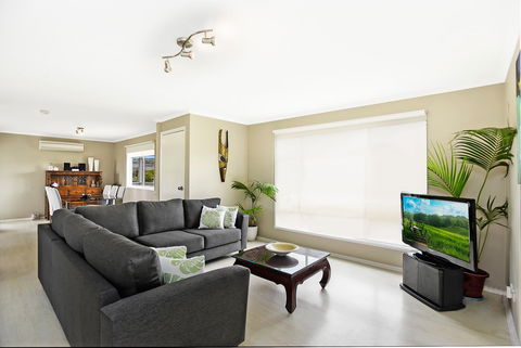 Ainslie Roberts Drive Retreat - Accommodation Gladstone 0