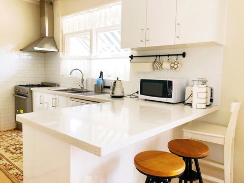 Beautiful Garden House - Accommodation Gladstone 15