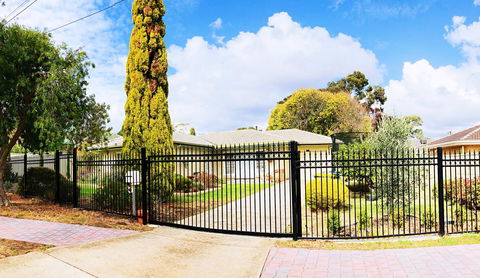 Beautiful Garden House - Accommodation Gladstone 7