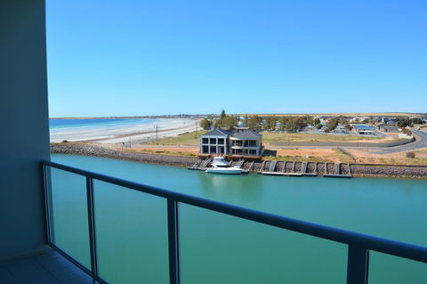 Wallaroo Marina Luxury Apartment - Accommodation Gladstone 6