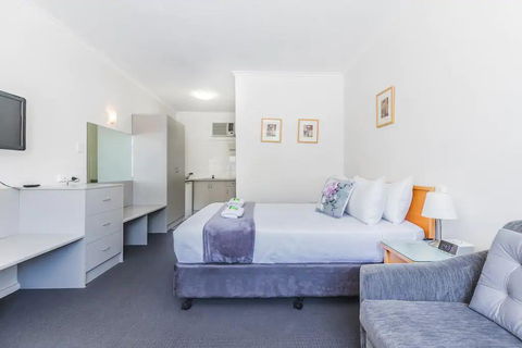 Hi 5 Glenelg Studio Apartment - Accommodation Gladstone 2