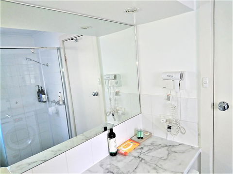 Hi 5 Glenelg Studio Apartment - Accommodation Gladstone 6