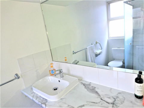 Hi 5 Glenelg Studio Apartment - Accommodation Gladstone 9