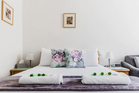 Hi 5 Glenelg Studio Apartment - Accommodation Gladstone 1