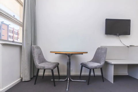 Hi 5 Glenelg Studio Apartment - Accommodation Gladstone 4