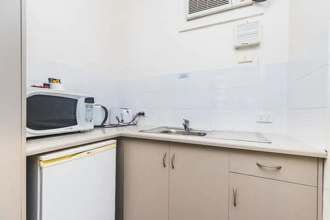 Hi 5 Glenelg Studio Apartment - Accommodation Gladstone 7