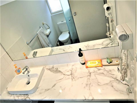 Hi 5 Glenelg Studio Apartment - Accommodation Gladstone 5