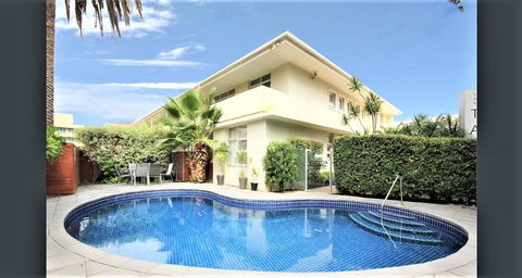 Hi 5 Glenelg Studio Apartment - Accommodation Gladstone 0