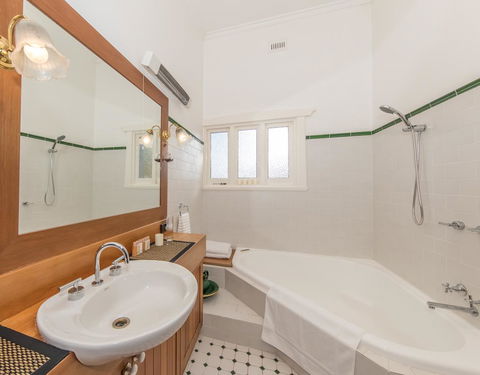 The Tudor House - Accommodation Gladstone 15