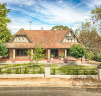 The Tudor House - Accommodation Gladstone
