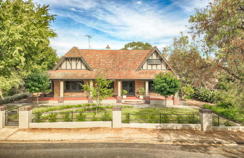 The Tudor House - Accommodation Gladstone 0