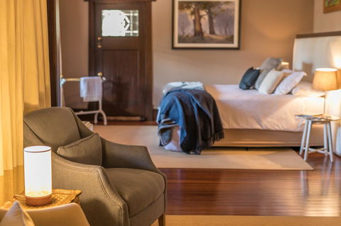 The Tudor House - Accommodation Gladstone 1