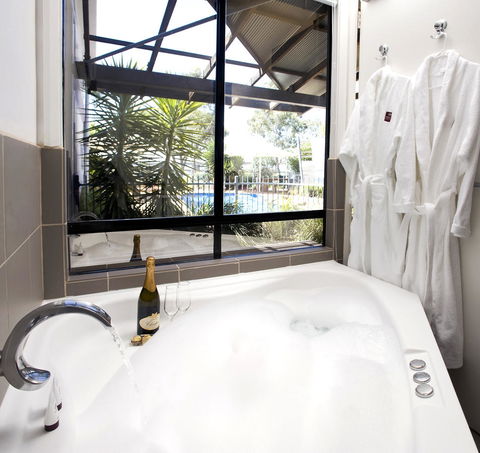 Majestic Oasis Apartments - Accommodation Gladstone 9