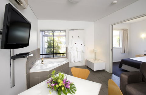 Majestic Oasis Apartments - Accommodation Gladstone 14