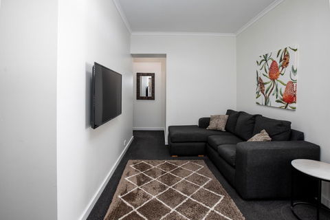 Bay 10 - Suites And Apartments - Accommodation Gladstone 2
