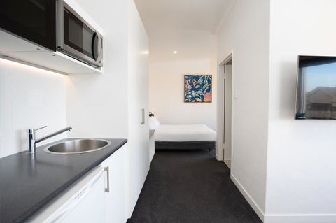 Bay 10 - Suites And Apartments - Accommodation Gladstone 1