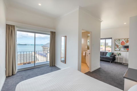 Bay 10 - Suites And Apartments - Accommodation Gladstone 11