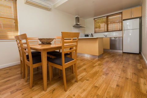 Bay 10 - Suites And Apartments - Accommodation Gladstone 32