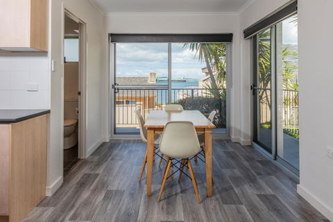Bay 10 - Suites And Apartments - Accommodation Gladstone 12