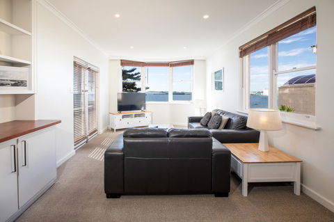 Bay 10 - Suites And Apartments - Accommodation Gladstone 33
