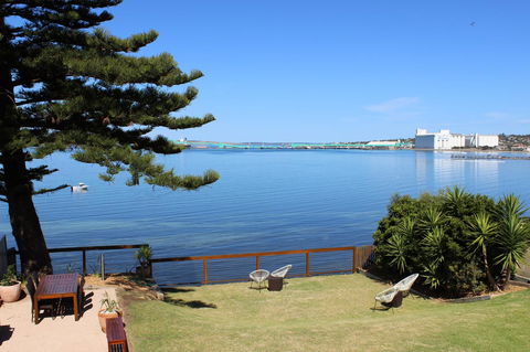Bay 10 - Suites And Apartments - Accommodation Gladstone 0