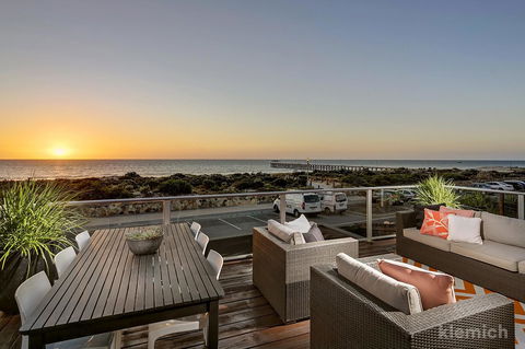 The Beach House @ Grange - Accommodation Gladstone 0