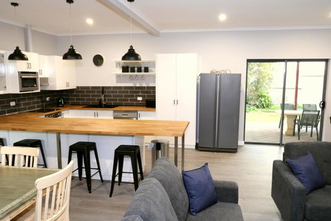 The Purple Door On Seaview - Accommodation Gladstone 4