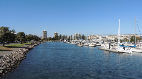 Glenelg - Marina Retreat - Accommodation Gladstone 3