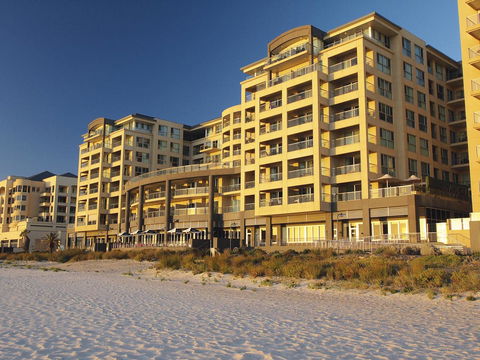 Oaks Glenelg Plaza Pier Suites - Accommodation Gladstone 1