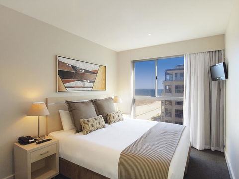 Oaks Glenelg Plaza Pier Suites - Accommodation Gladstone 2