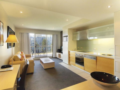 Oaks Glenelg Plaza Pier Suites - Accommodation Gladstone 6