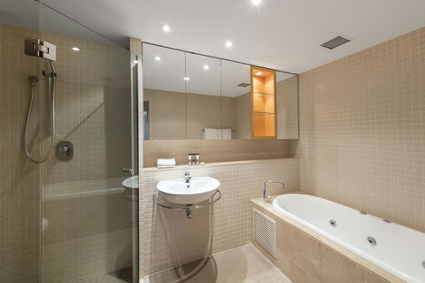 Oaks Glenelg Plaza Pier Suites - Accommodation Gladstone 3