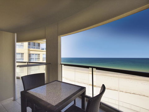 Oaks Glenelg Plaza Pier Suites - Accommodation Gladstone 4