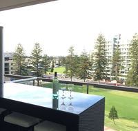 Beachside Luxury getaway in Glenelg - Accommodation Gladstone