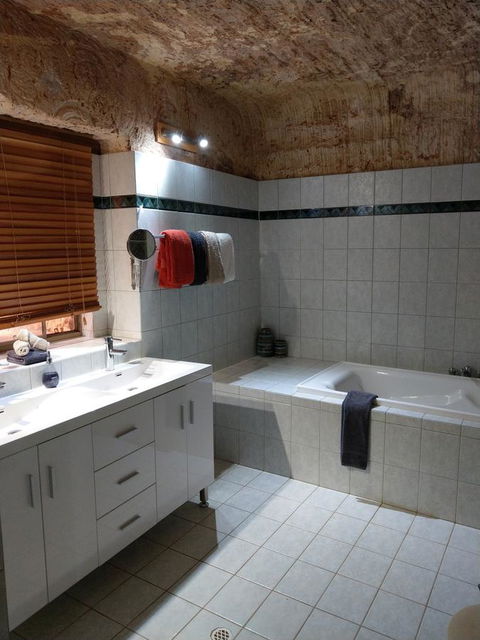 Zen Underground B&B - Accommodation Gladstone 3