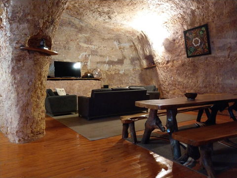 Zen Underground B&B - Accommodation Gladstone 4