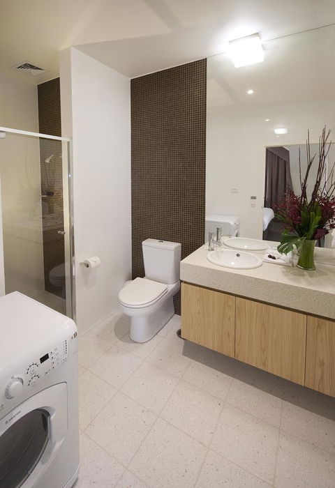 Majestic Old Lion Apartments - Accommodation Gladstone 4