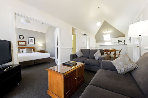 Majestic Old Lion Apartments - Accommodation Gladstone 5