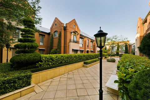 Majestic Old Lion Apartments - Accommodation Gladstone 0