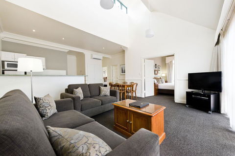 Majestic Old Lion Apartments - Accommodation Gladstone 6