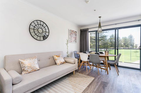 Heart Of Glenelg BnB - Accommodation Gladstone 10