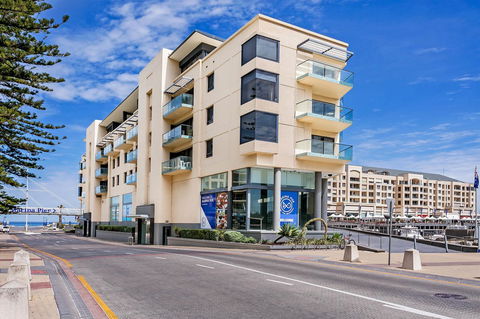 Heart Of Glenelg BnB - Accommodation Gladstone 16