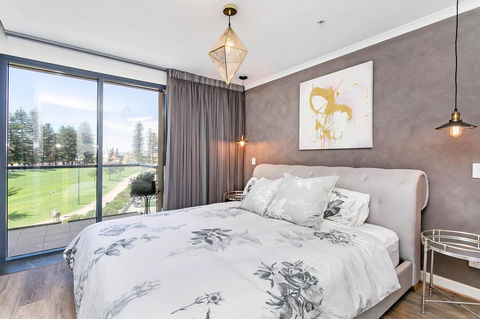 Heart Of Glenelg BnB - Accommodation Gladstone 0
